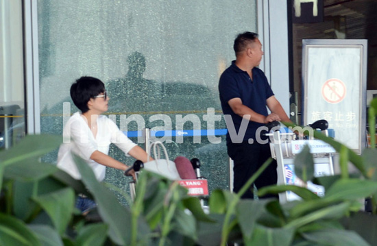 馬伊琍休閑裝回京文章接機 夫妻恩愛會友秀親昵