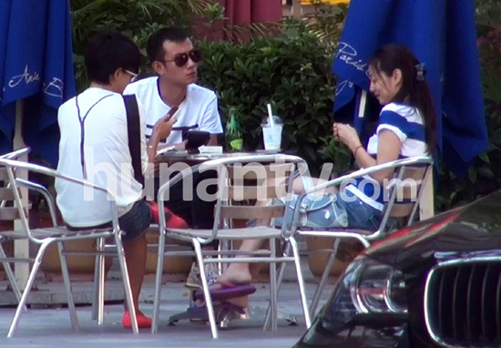 馬伊琍休閑裝回京文章接機 夫妻恩愛會友秀親昵