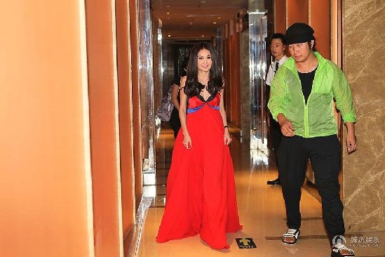 溫碧霞低V長裙酥胸縮水 內(nèi)衣帶外露走光