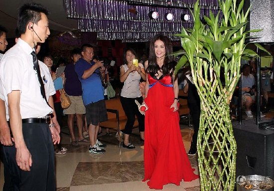 溫碧霞低V長裙酥胸縮水 內(nèi)衣帶外露走光
