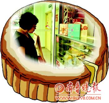 甜品店柜臺上精致的月餅禮盒引來顧客駐足觀看。