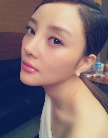 李小璐高清懷孕照 被賈乃亮吻腳 網(wǎng)友贊五官無(wú)死角