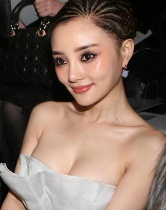 李小璐高清懷孕照 被賈乃亮吻腳 網(wǎng)友贊五官無(wú)死角