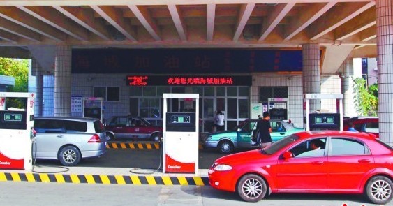 南京路一民營(yíng)加油站油價(jià)有優(yōu)惠，不少車(chē)輛正在加油。
