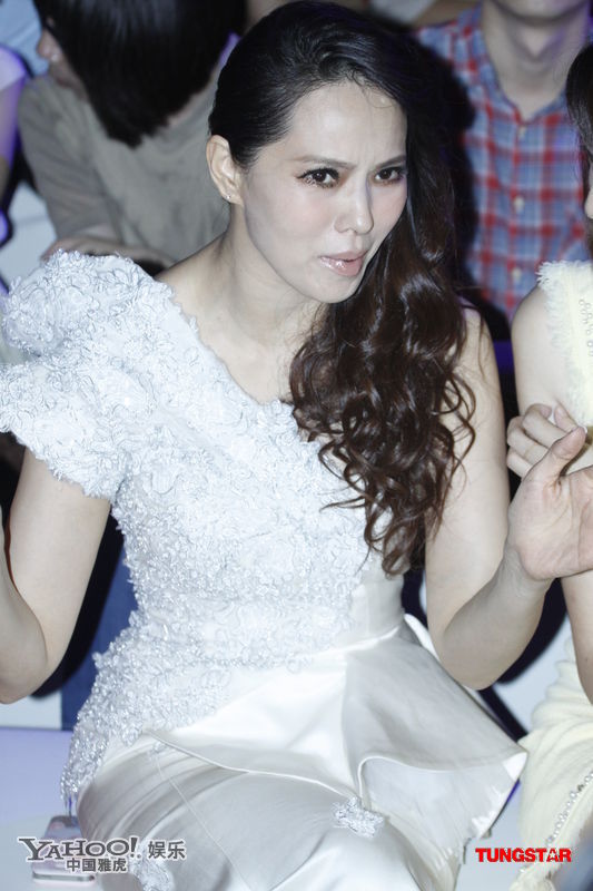 伊能靜亮相神似吸血鬼 見(jiàn)牙不見(jiàn)眼聊得歡