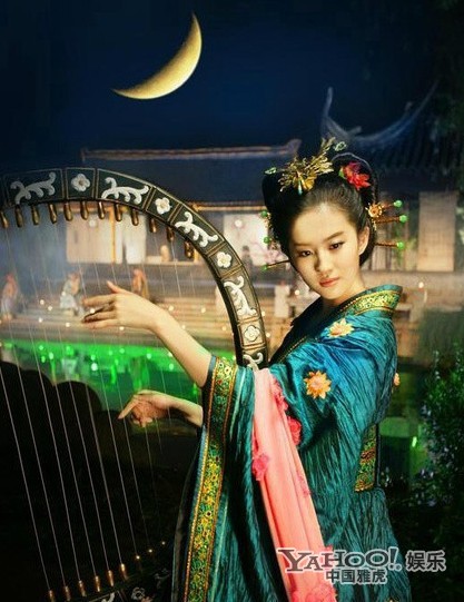 劉亦菲這樣子的裝扮很少見，卻很深刻。