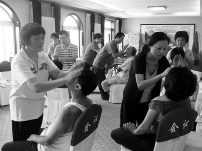 工作人員在航母艦體上描出了“16”這個(gè)數(shù)字 約圖/郭媛丹