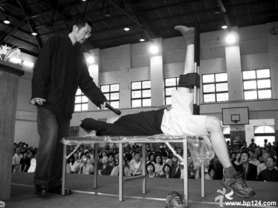 工作人員在航母艦體上描出了“16”這個(gè)數(shù)字 約圖/郭媛丹 工作人員在航母艦體上描出了“16”這個(gè)數(shù)字 約圖/郭媛丹