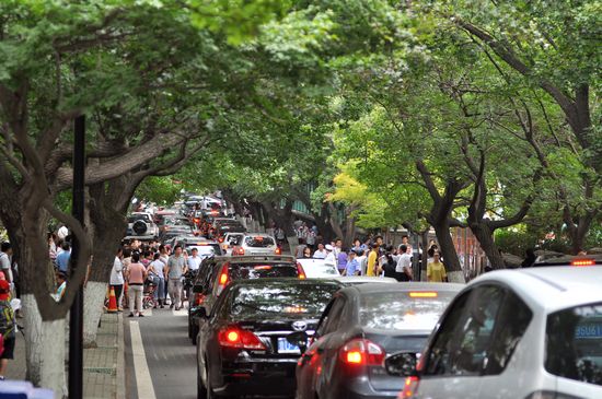 青島百萬(wàn)中小學(xué)生今開(kāi)學(xué) 私家車堵癱馬路