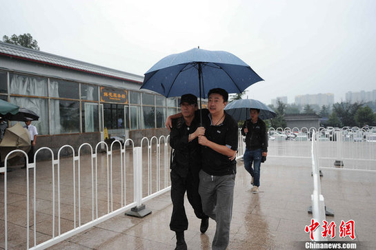 陶偉追悼會(huì)現(xiàn)場直擊 生前好友眾球迷雨中送別