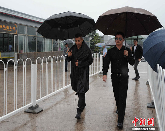 陶偉追悼會(huì)現(xiàn)場直擊 生前好友眾球迷雨中送別