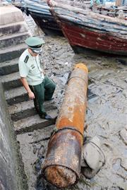 青島小關島海面驚現(xiàn)巨型魚雷 漁民拖回岸邊