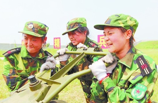青島女白領(lǐng)當民兵 美女30℃高溫下操練高炮