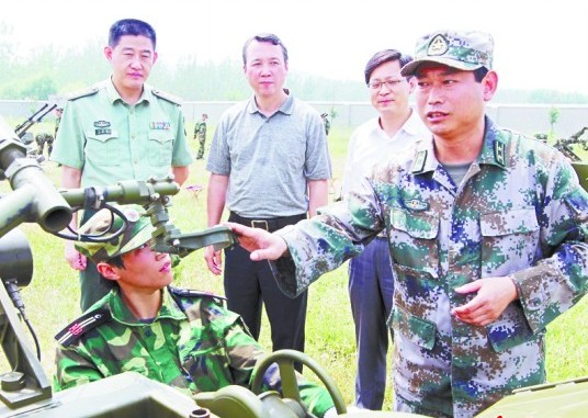 青島女白領(lǐng)當民兵 美女30℃高溫下操練高炮