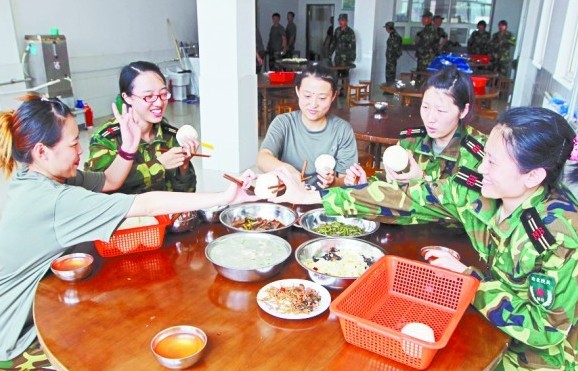青島女白領(lǐng)當民兵 美女30℃高溫下操練高炮