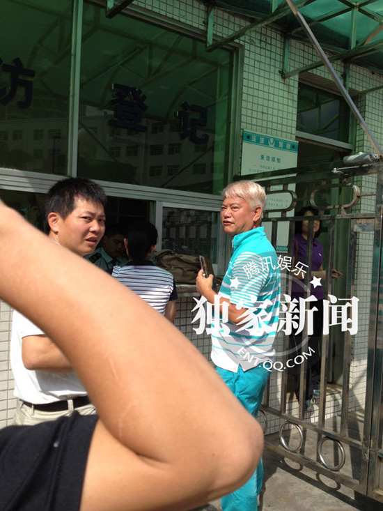 今日上午9點(diǎn)20分左右，陳百祥現(xiàn)身深圳市公安局經(jīng)濟(jì)犯罪偵查局