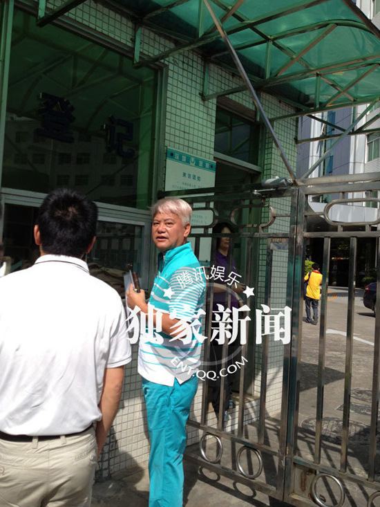 今日上午9點(diǎn)20分左右，陳百祥現(xiàn)身深圳市公安局經(jīng)濟(jì)犯罪偵查局