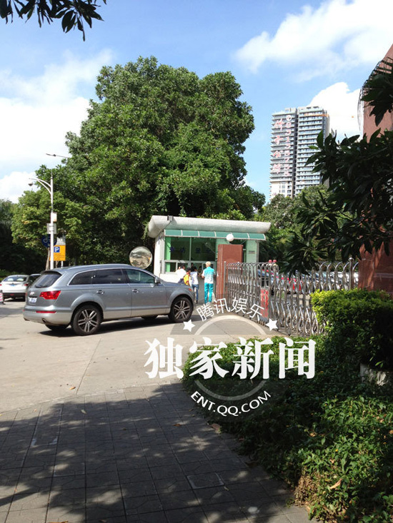 今日上午9點20分左右，陳百祥現(xiàn)身深圳市公安局經(jīng)濟犯罪偵查局