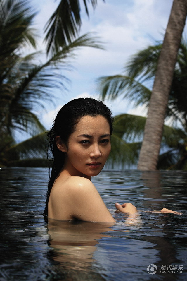 許晴與神秘胡須男回京 同乘軍牌豪車(chē)默契回家