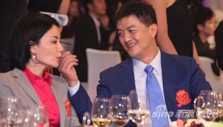 李亞鵬為王菲擦嘴，畫面有愛