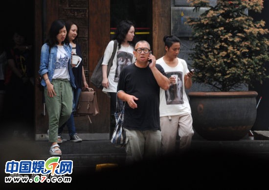 陳坤低調(diào)會(huì)友吃烤肉 與神秘女穿“情侶裝”現(xiàn)身