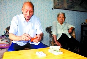 代正興老人每逢周五出門都會包上4個裝有感謝卡和2元錢的紅包。 通訊員 苑鐵力 攝