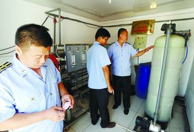 青島無(wú)證黑水廠被取締 臭水溝旁打水灌進(jìn)桶