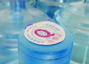 青島無(wú)證黑水廠被取締 臭水溝旁打水灌進(jìn)桶