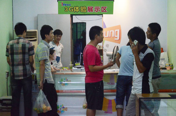 湖南高校強(qiáng)迫學(xué)生購(gòu)專用手機(jī) 否則無(wú)法生活
