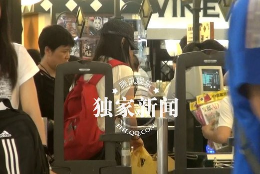 豪門(mén)貴婦吳辰君與家人逛平價(jià)超市 十足主婦范