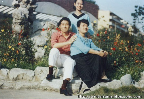 馬伊琍兒時長發(fā)美照曝光 皮鞋背帶裙潮范十足