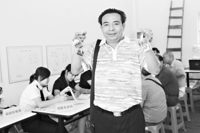 余家頭股民陳善武領(lǐng)取新房鑰匙。萬強(qiáng)攝