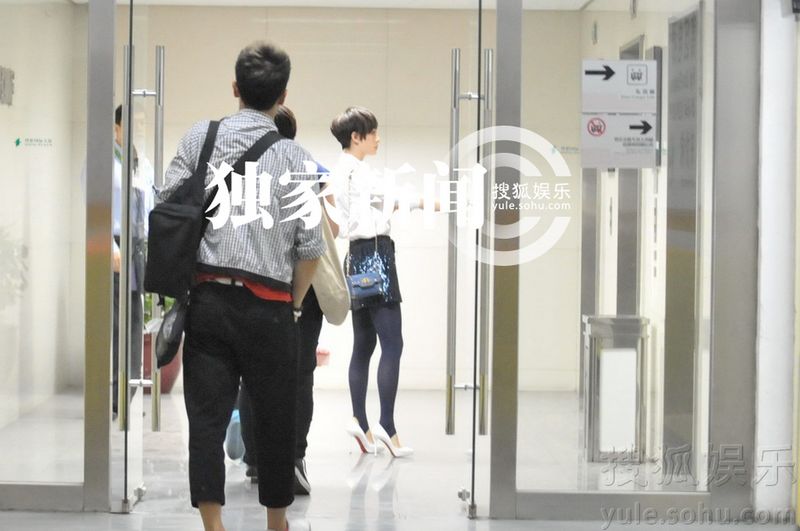 孫儷電梯間照鏡整理衣服 蝴蝶結(jié)造型顯可愛