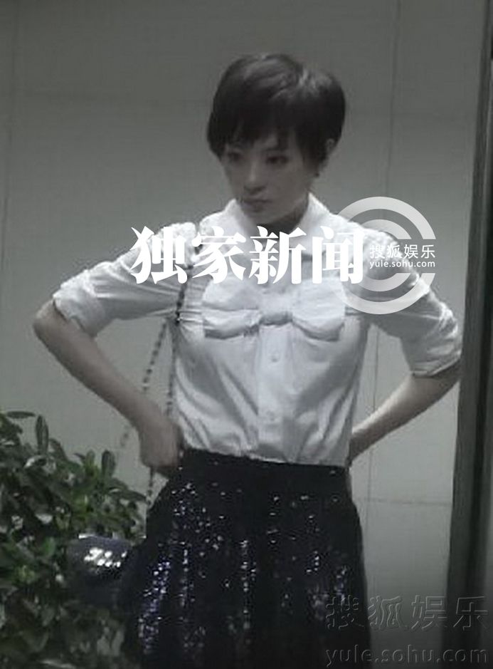 孫儷電梯間照鏡整理衣服 蝴蝶結(jié)造型顯可愛(ài)