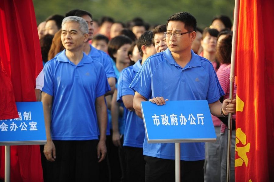 深圳長跑日成公務(wù)員“名牌服裝秀”