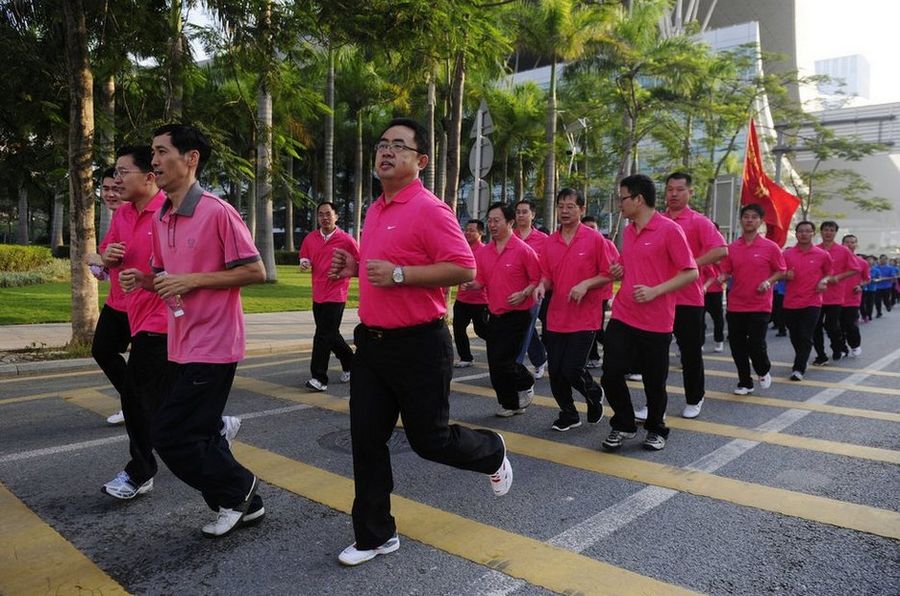 深圳長跑日成公務(wù)員“名牌服裝秀”