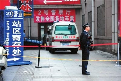 事故現(xiàn)場(chǎng)已拉起警戒線。本報(bào)記者徐曉帆攝