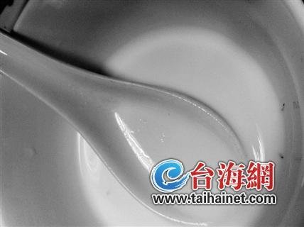 蒙牛牛奶驚現活蟲 消費者無意喝下尿檢細菌超標