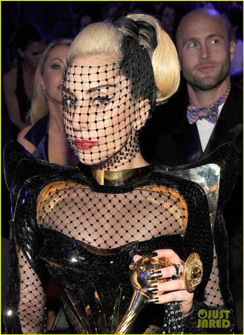 樂(lè)壇女星搶鏡必殺裝 周詩(shī)雅擠出F杯高低胸超柳巖