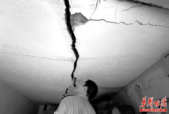 男子當(dāng)4歲女兒面引爆氣罐 鄰居稱(chēng)其為情所困