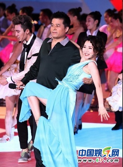 金鷹節(jié)開(kāi)幕 劉詩(shī)詩(shī)如女神阿朵露半乳勁舞孫楊賣萌