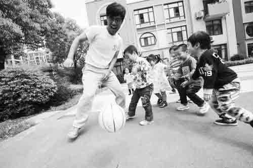 2012年5月3日，合肥，趙龍在跟孩子踢球
