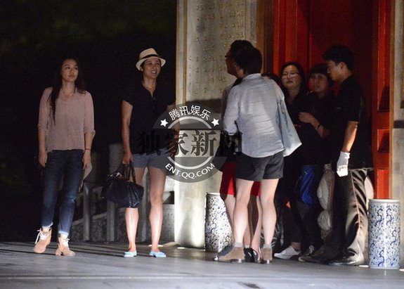 蔣雯麗穿潮裝熱褲會小辮型男 豪放大笑頻放電