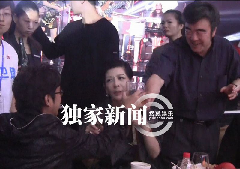 港臺(tái)大陸三地明星齊聚酒會(huì) 小S雷人熱舞high翻全場