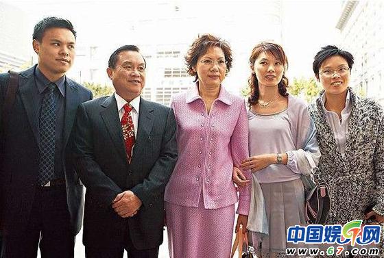 郭可盈一家，最左邊是弟弟、父親，中間是媽媽，右邊是姐姐和妹妹
