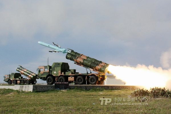 資料圖：南海艦隊(duì)某機(jī)動(dòng)岸導(dǎo)團(tuán)正在某合同對海攻擊演練中實(shí)射導(dǎo)彈。