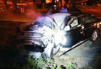 代駕司機(jī)撞車逃跑 車主坐副駕骨折險被燒死