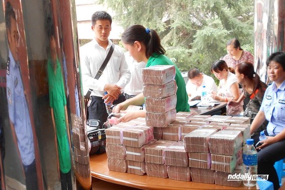 民企拉600萬現(xiàn)金直捐彝良災區(qū)