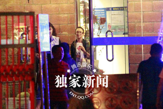 陳思成撇女友獨自會友 佟麗婭素顏變化大臉部發(fā)腫