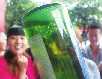 啤酒瓶里漂浮針藥瓶 廠方欲賠償數(shù)百元遭拒